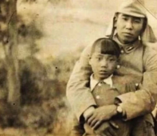 日本鬼子罕见老照片:被鬼子搂着的中国小姑娘,眼神实在让人心痛