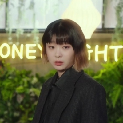 都说金多美留短发像假小子,当她留了"渣女大波浪"发型