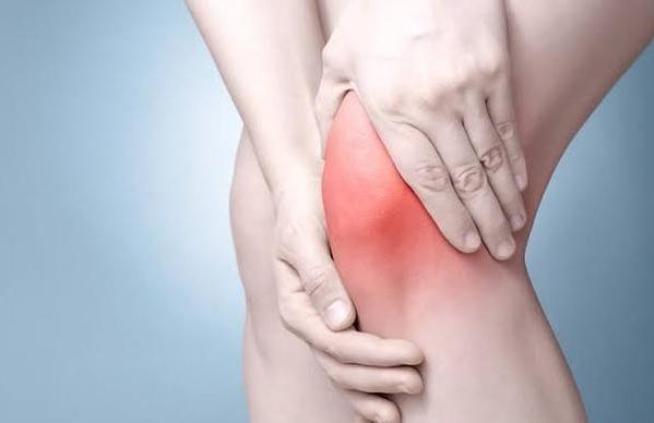 五十岁女性,膝盖疼多见于这两种原因,如何应对?医生给