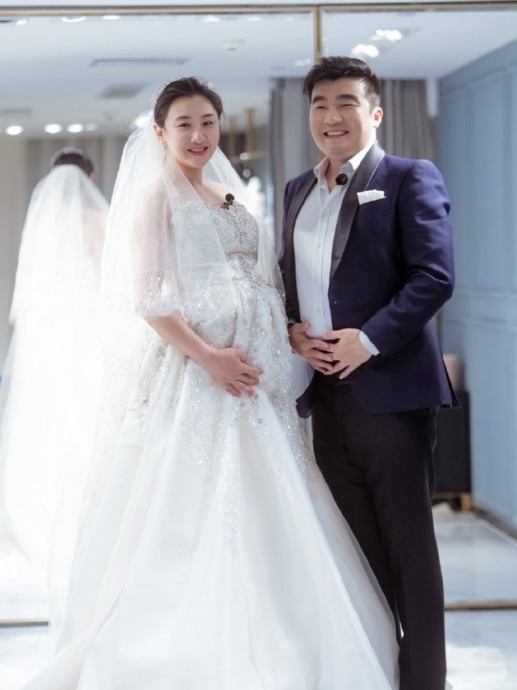 大肚子婚纱照_大肚子孕妇