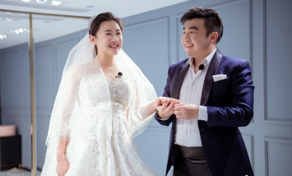 大肚婚纱照_大肚弥勒佛图片
