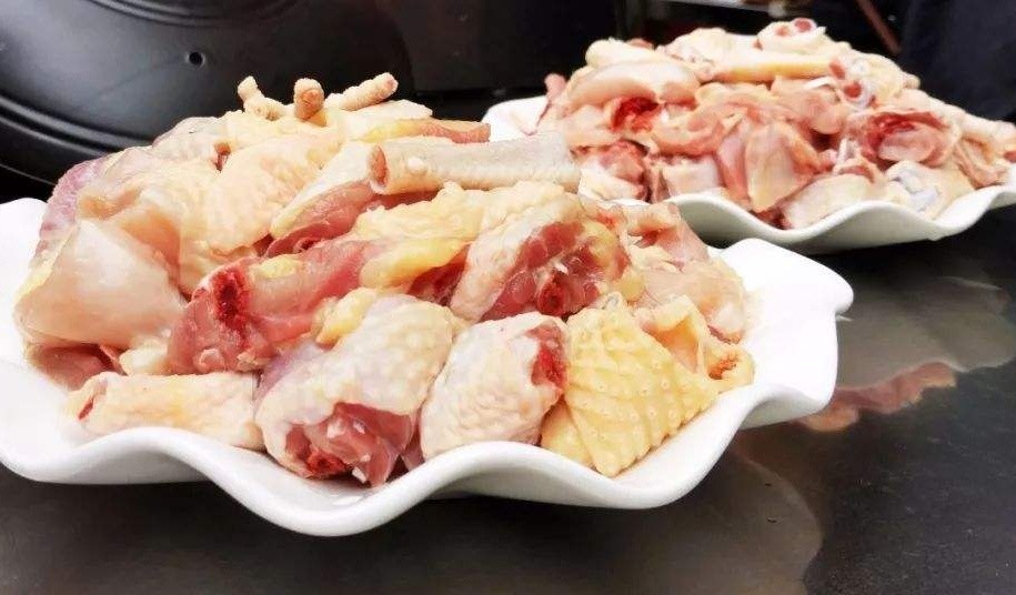 香喷喷的砂锅煲香菇肋骨鸡,香滑入味肥而不腻