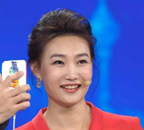 央视主播李梓萌生活照曝光!看清她摘下假发后的颜值,确定同一个人?