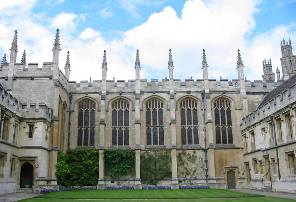 牛津大学位于英国牛津市,英文名为:university of oxford,简称"牛津"