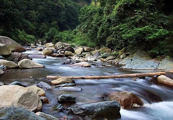漂亮的小溪.溪中那许多的跳跳桥(岩几子),踏水桥,板凳桥是多么难忘.