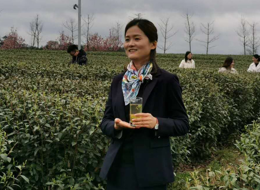 浙江嵊州女副市长直播带货 收获大票粉丝 高手现场炒制越乡龙井茶