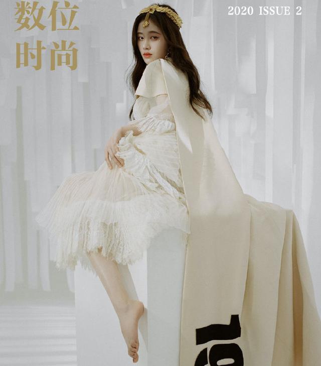 鞠婧祎太自信了,别人戴钻石她戴石榴皇冠,五千年难遇