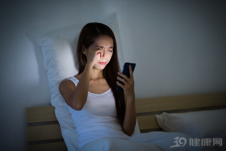 男子睡前玩手机失明，眼科医生：爱玩手机的人，谨记1个失明前兆