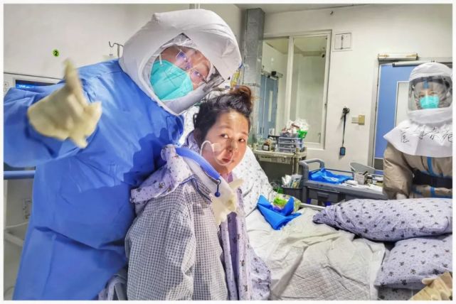 3月7日,病人彭女士第一次离开躺了36天的病床,坐在椅子上给窗外的医务