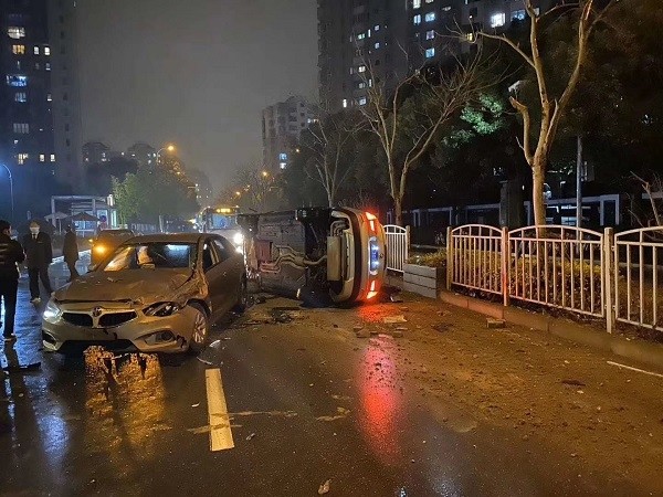 丁香路近迎春路两车相撞一车侧翻 肇事者酒驾