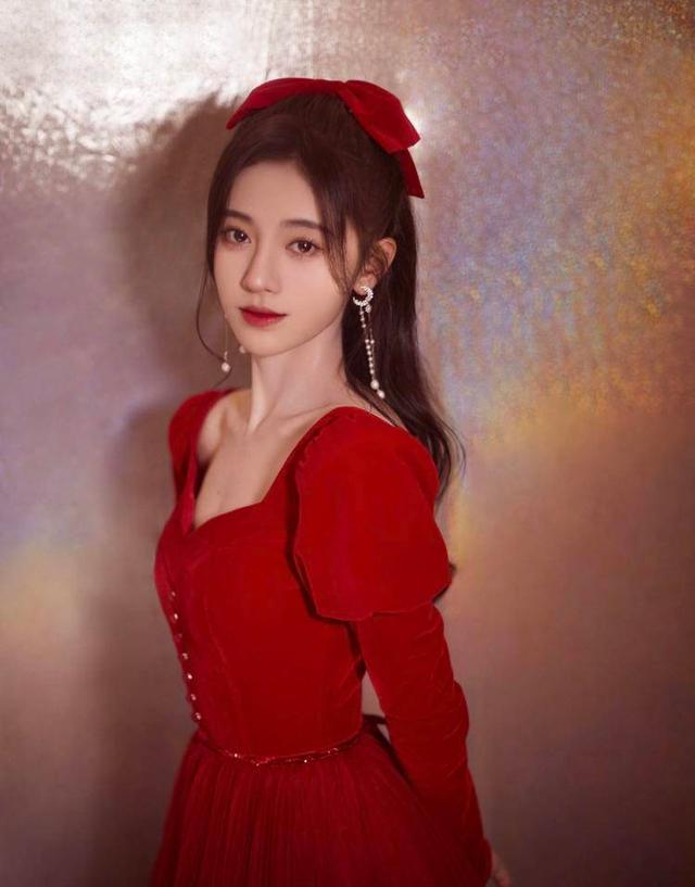 港风造型就服鞠婧祎,黑发红唇配上大红裙,90年代复古美人立现