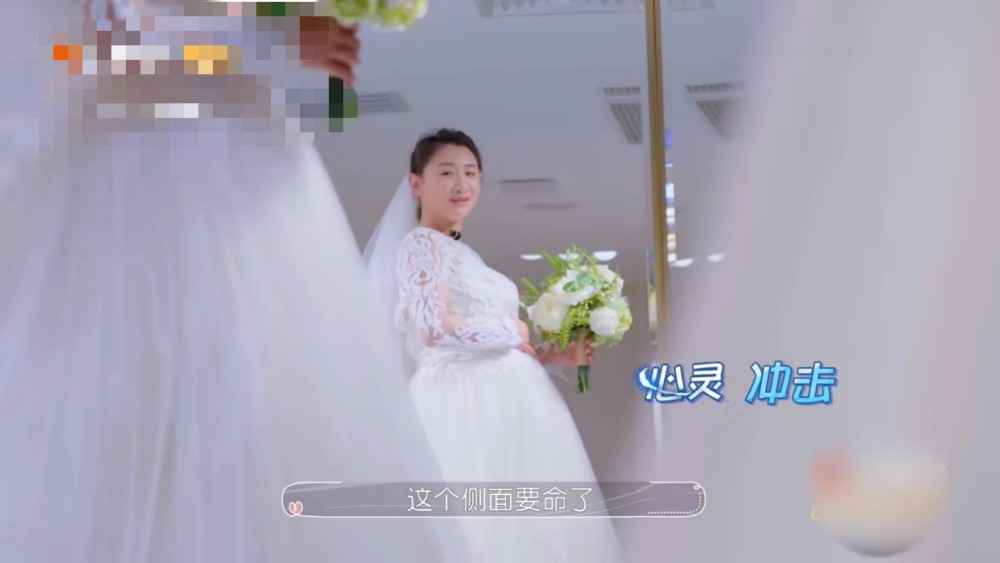 何雯娜挺孕肚穿婚纱照片首曝光,老公看见后表情耐人寻味,只能说母爱真