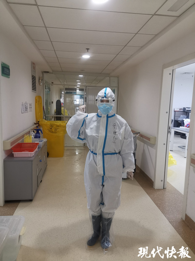 身穿防护服的乔继红