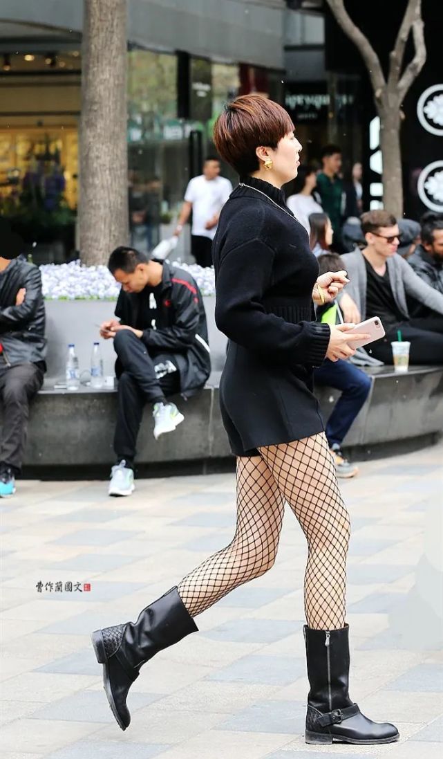 街拍:穿出装饰感的渔网袜美女