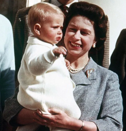 英女王晒小儿子爱德华 1岁萌照为其庆56岁生日 路易斯小王子和他真像