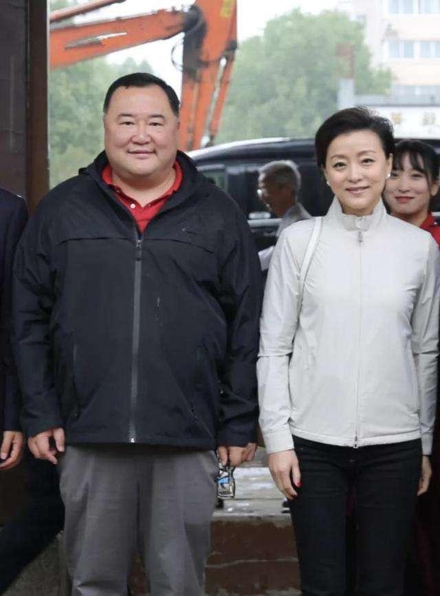 杨澜儿子罕见曝光,颜值遗传了老妈,多亏没有像爸爸