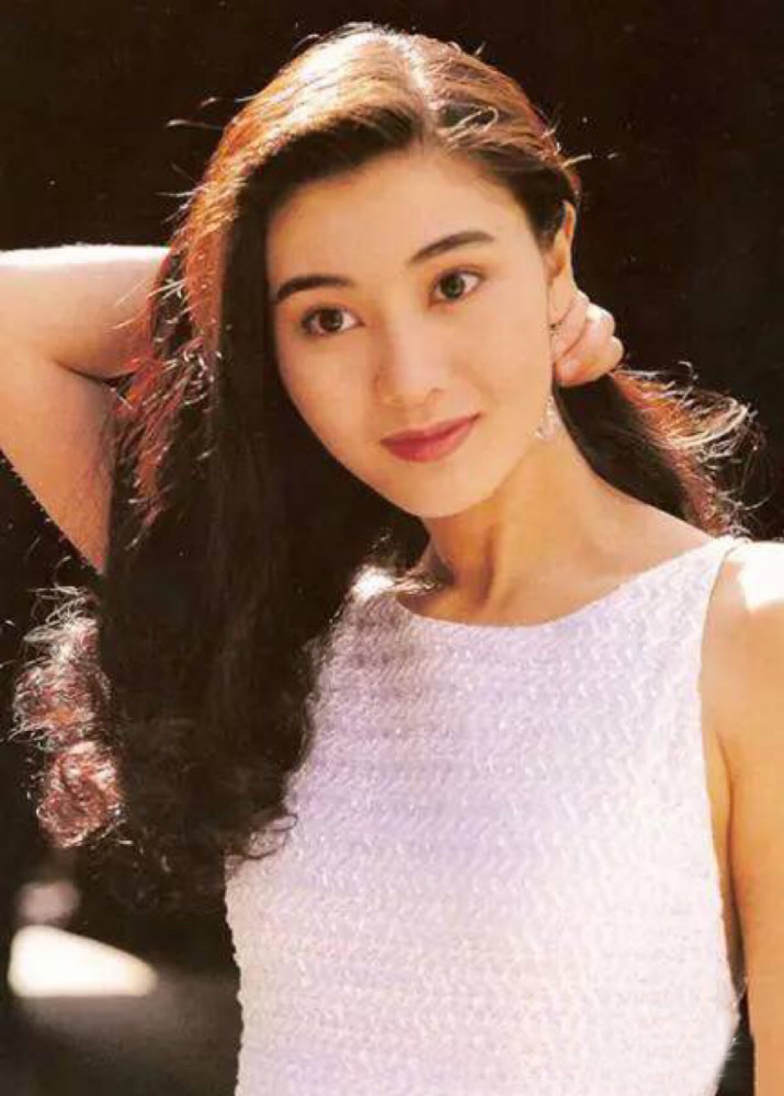 1988年,18岁的李嘉欣一年之内获得香港小姐选美比赛的冠军和国际华裔
