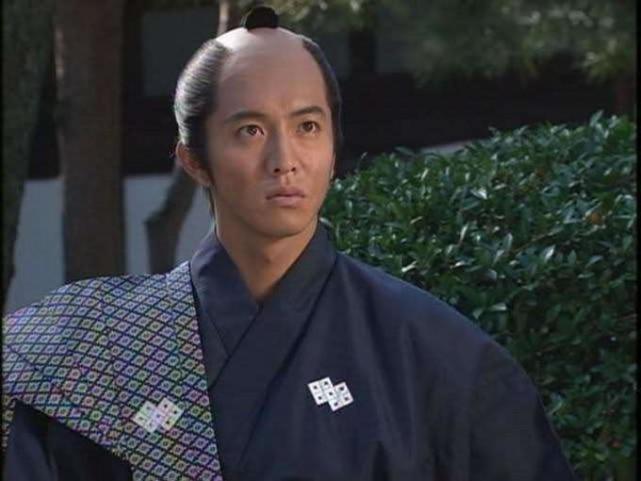 既不雅观还容易发炎,古代日本武士为何要把中间的头发剃掉?