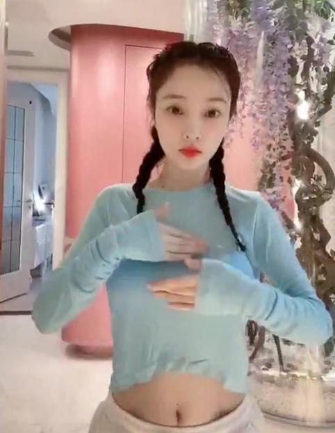 李小璐扎双马尾秀水蛇腰,却被男粉丝指出内衣有空杯现象