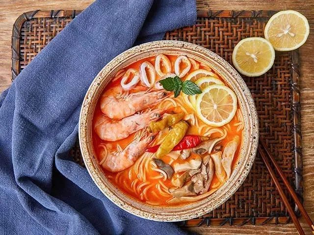 冬阴功汤以猪骨汤为汤底,加入海鲜,香茅等配料熬制而成.
