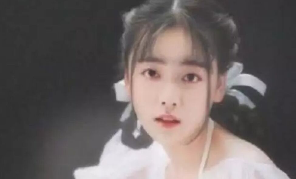 当红男星穿女装,肖战清纯,王一博冷艳,而他感觉被造型师坑了