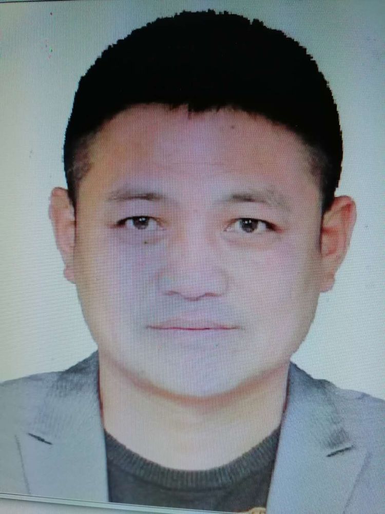 泗洪这4男1女谁认识?