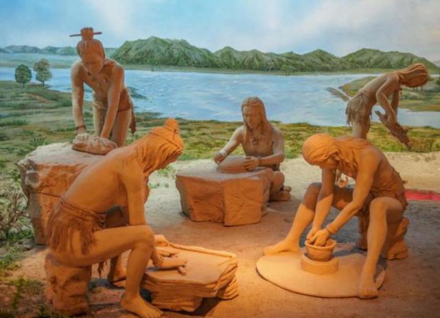 在原始社会,原始人为了放置物品,制作了各种各样的陶器,也许就是收藏