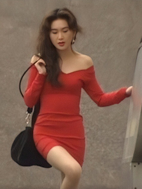温碧霞现身发布会,身穿一袭红色抹胸长裙,53岁还是