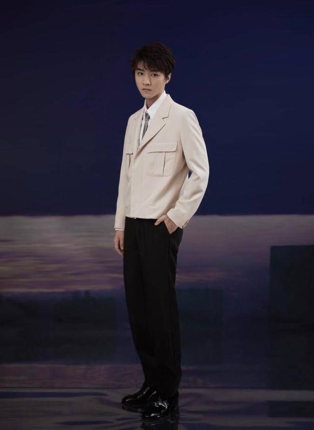 20岁王俊凯越来越有范,格纹西装配高领毛衣帅气,脚上鞋子亮了