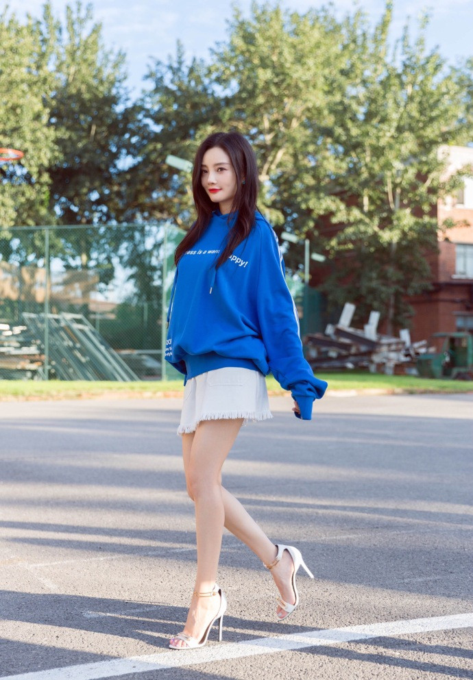 李小璐的脚也太好看了,白嫩纤细,网友:难怪贾乃亮会一吻再吻
