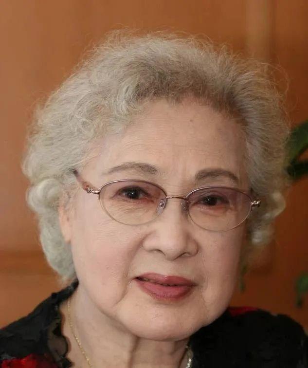 苦命的秦怡:和女儿形同陌路,儿子对她又打又骂,丈夫酗酒又出轨