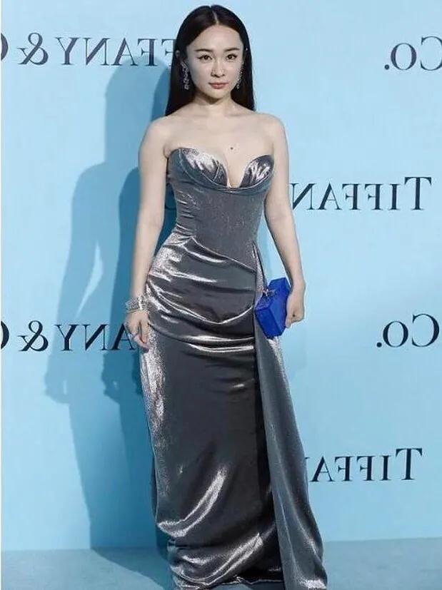 霍思燕为秀身材,穿银灰色抹胸裙惊现傲人曲线,不愧是性感女神