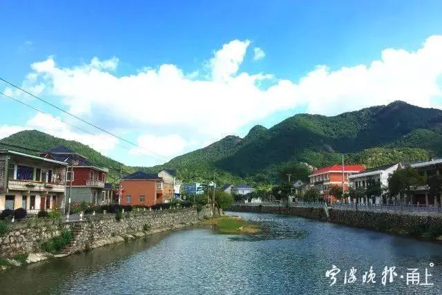 溪流由东溪岭脚的水流汇合,溪上有多桥横卧,从庙前杨桥开始,经兴溪桥