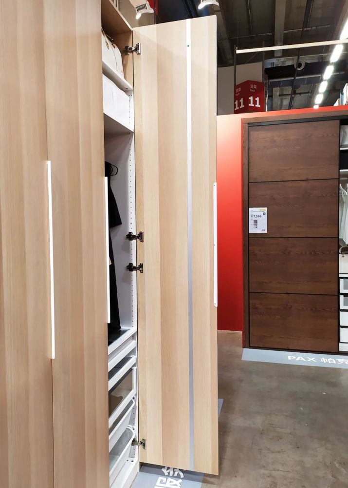 另外, 柜门高度超过2米的,板材容易变形,最好做柜门拉直器.