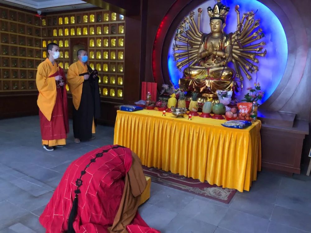 永兴寺住持觉宏大和尚率常住法师虔心礼拜,以至诚之心祈请菩萨加被