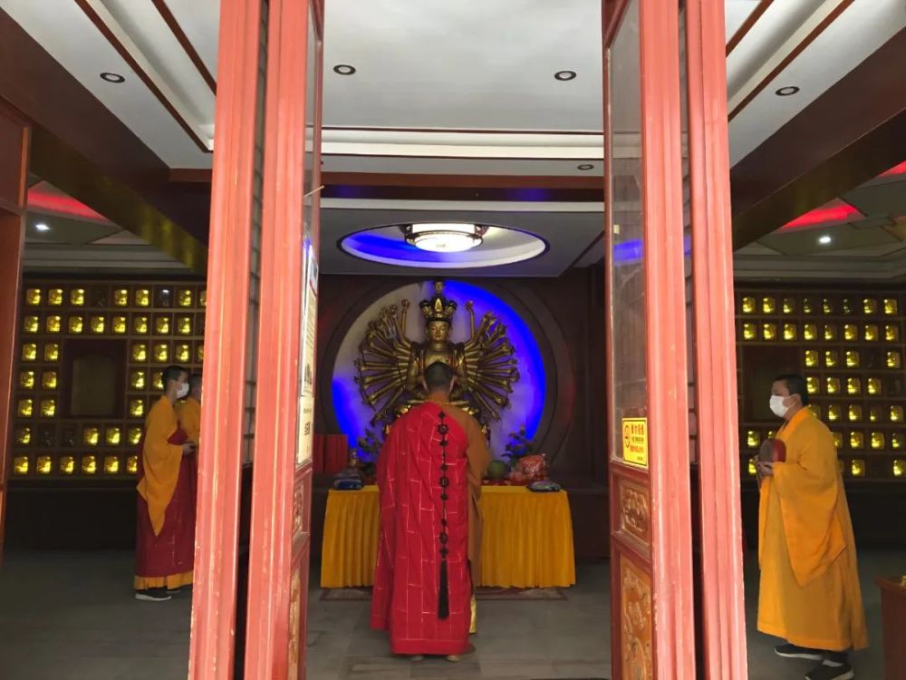 永兴寺住持觉宏大和尚率常住法师虔心礼拜,以至诚之心祈请菩萨加被