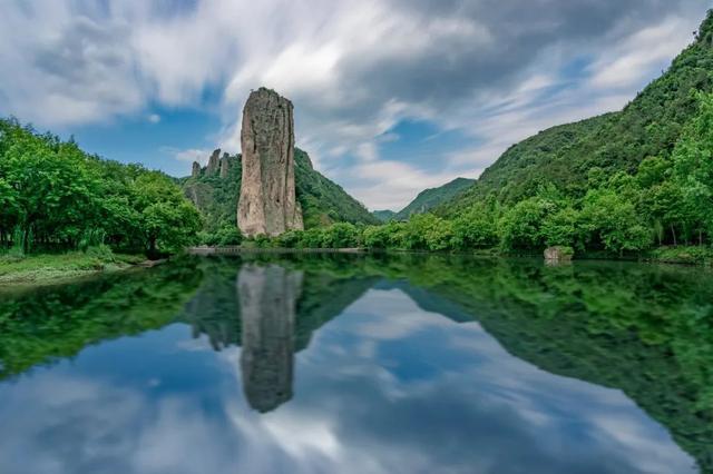 鼎湖峰景区是缙云仙都最出名的景点,它的山形状如竹笋,直插云天,素有"