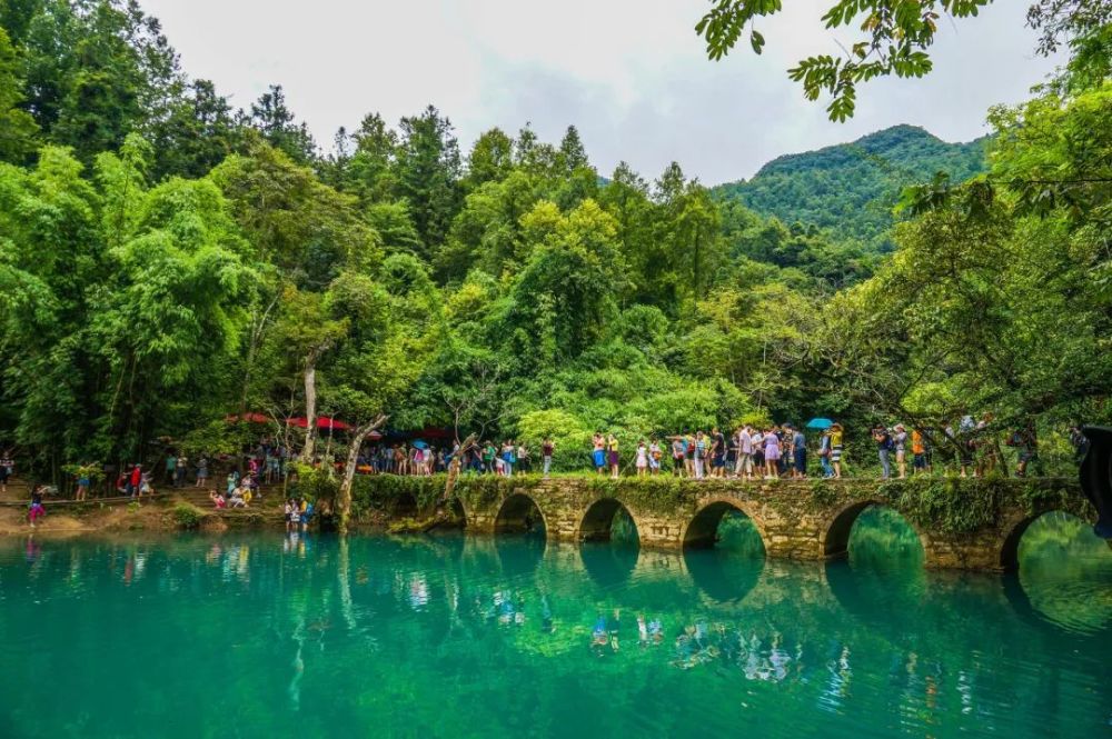 据说《双世宠妃》剧中的高能场景"夹心饼干吻"就是在小七孔桥上拍摄