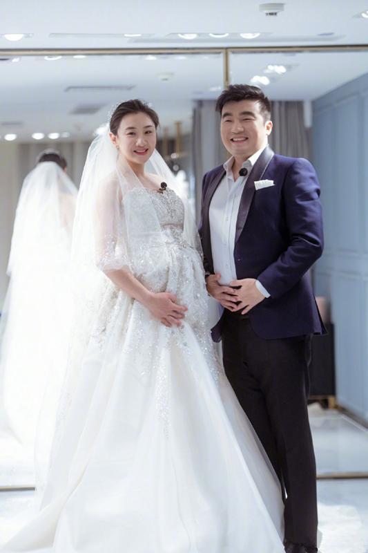 大肚子结婚婚纱怎么穿_怀孕穿婚纱大肚子照片