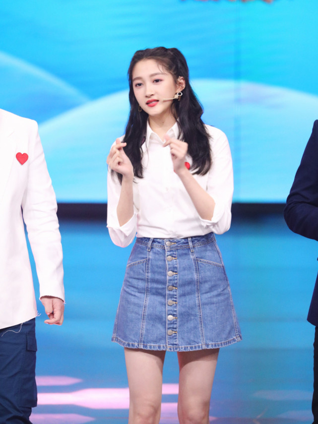 172cm关晓彤和159cm鞠婧祎,同是衬衫搭牛仔裙,腿长就