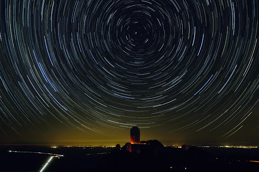 北极星周围的恒星都绕着他旋转,而北极星在天空的位置却不曾变化