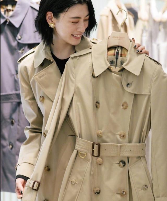 大纽扣风衣_特大纽扣风衣女图片(2)