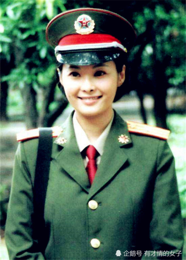 孙俪穿军装,殷桃穿军装,刘涛穿军装,都没有穿军装的李沁漂亮