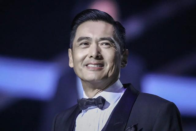 港产赌片巅峰之作:周润发自带bgm出场,大背头造型无人