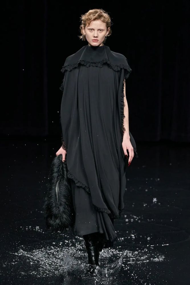 "黑色"包裹的灵魂:巴黎世家balenciaga的水上发布会