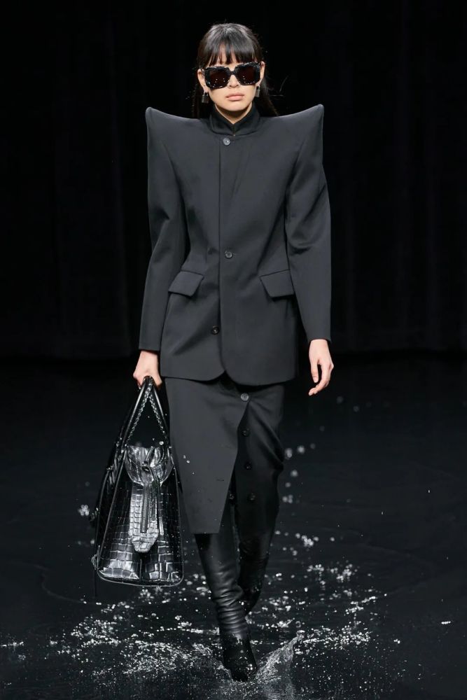 "黑色"包裹的灵魂:巴黎世家balenciaga的水上发布会