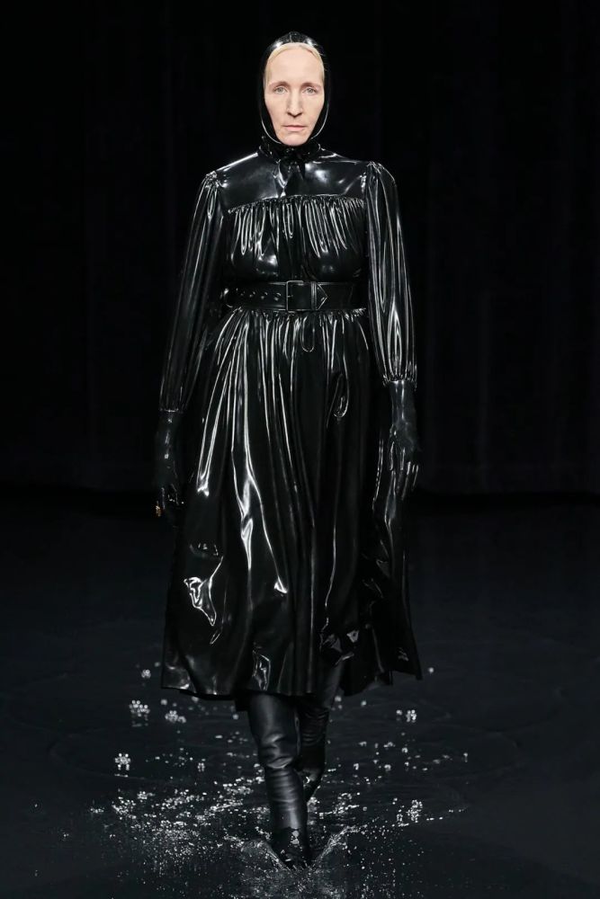 "黑色"包裹的灵魂:巴黎世家balenciaga的水上发布会