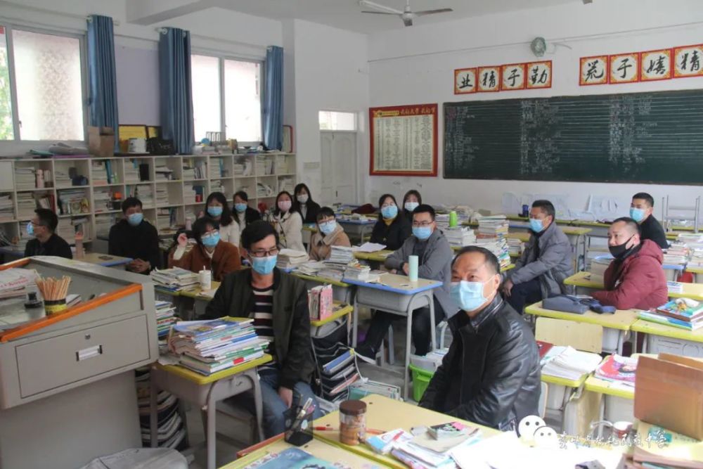 疫情下松桃民族中学高三教师论剑出招亮剑高考