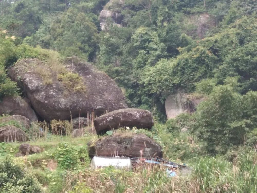 岑溪水汶盘古庙,奇峰怪石风景俏