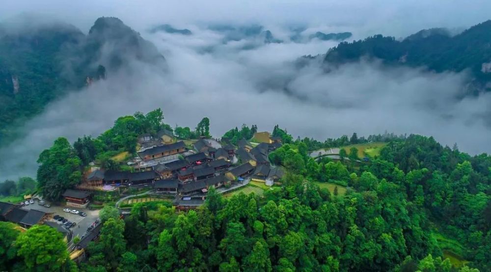 十八洞景区位于湖南西部武陵山脉中段,湘黔渝交界处,距花垣县城34